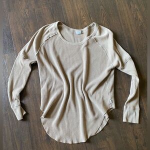 aritzia tna women’s small tan taupe waffle knit long sleeve rubbed cotton shirt